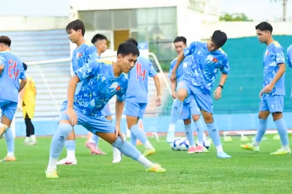 U20 Việt Nam luyện tập trên sân vận động Việt Trì (Phú Thọ). (Ảnh: VFF)