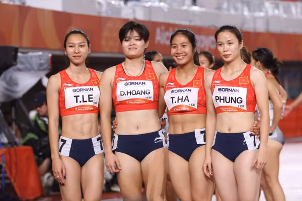 Các cô gái Việt Nam vào chung kết tiếp sức 4x100m nữ. (Ảnh: Bùi Lượng)