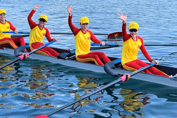 Bộ tứ Dư Thị Bông, Lê Thị Hiền, Phạm Thị Ngọc Anh và Hà Thị Vui giành Huy chương Đồng thuyền bốn nữ một mái chèo môn rowing. (Ảnh: Bùi Lượng)