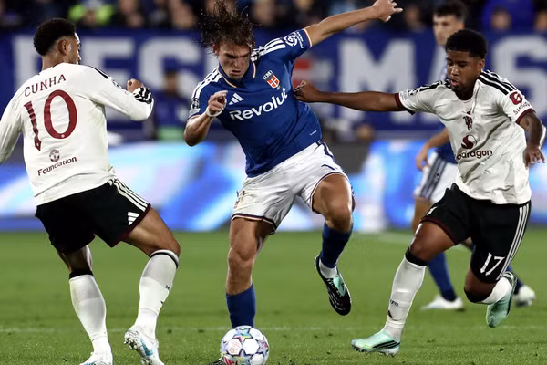 Como (áo xanh) thi đấu thăng hoa trước Manchester United. (Ảnh: MUFC)
