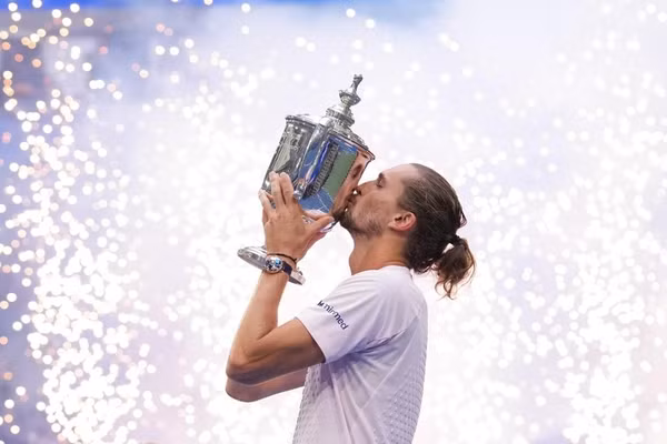 Alexander Zverev cùng chiếc cúp vô địch US Open 2026. (Ảnh: US Open)