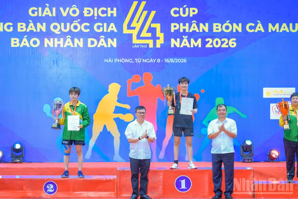 Đại diện Ban tổ chức trao danh hiệu vô địch, hạng Nhì và hạng Ba ở nội dung đơn nữ. (Ảnh: THẾ ĐẠI)