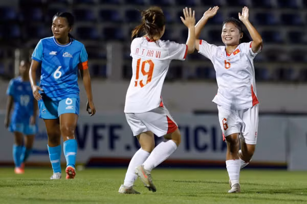 U17 nữ Việt Nam ghi bàn liên tiếp vào lưới U17 nữ Quần đảo Bắc Mariana. (Ảnh: VFF)