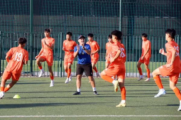 Các cầu thủ U15 Việt Nam nỗ lực tập luyện. (Ảnh: VFF)