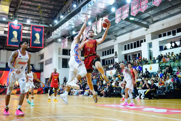 Jamal Mayali lên rổ trước tay chắn cầu thủ Hanoi Buffaloes. (Ảnh: VBA)