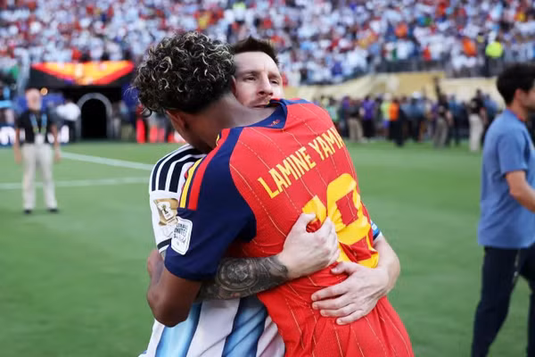 Cái ôm chuyển giao thế hệ của bóng đá thế giới. (Ảnh: FIFA)