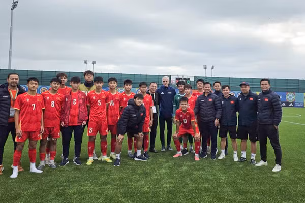 Đội tuyển U15 Việt Nam chụp hình cùng ông Trần Quốc Tuấn và ông Arsène Wenger. (Ảnh: VFF)