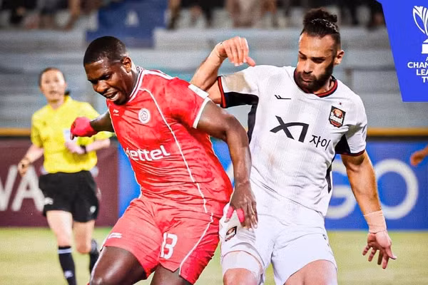 FC Seoul (áo trắng) thi đấu lấn lướt trước chủ nhà Thể Công Viettel. (Ảnh: AFC)
