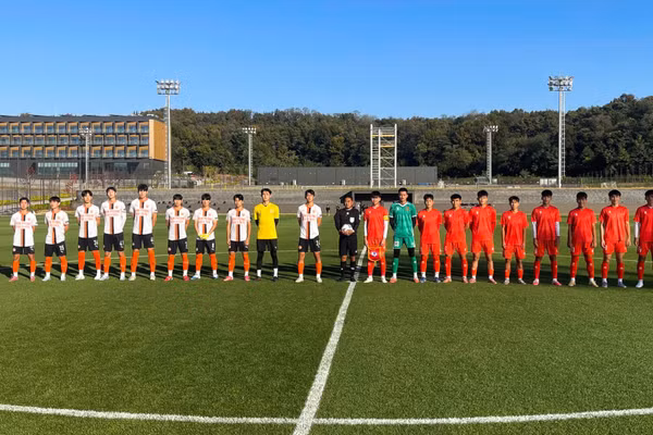 Đội hình xuất phát của U17 Việt Nam (phải) và đội hình xuất phát của câu lạc bộ Shinpyeong. (Ảnh: VFF)