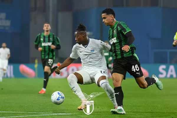 Lazio (áo trắng) vượt qua Inter Milan để vươn lên dẫn đầu Serie A. (Ảnh: Lazio)