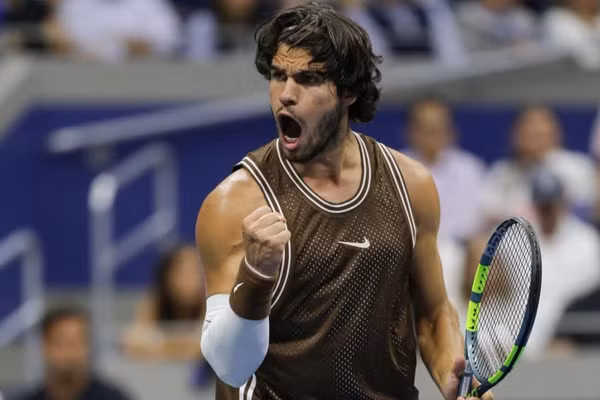 Carlos Alcaraz ăn mừng khi ghi điểm trước Jaime Faria. (Ảnh: US Open)