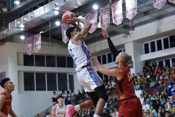 AJ Bramah ném bóng trước áp lực phòng ngự từ các tay chắn Saigon Heat. (Ảnh: VBA)