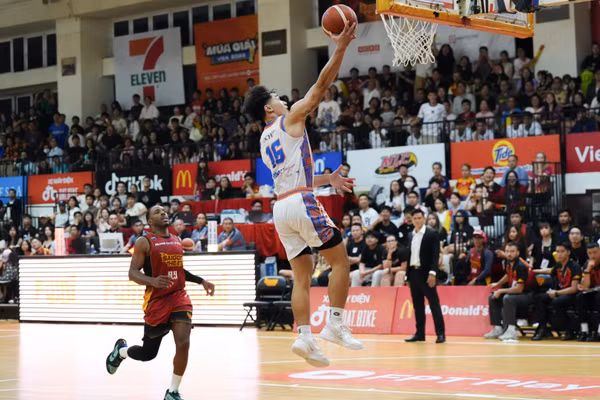 Trần Phi Hoàng Long góp công lớn vào cuộc lội ngược dòng của Hanoi Buffaloes trước Saigon Heat. (Ảnh: VBA)
