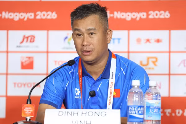 Huấn luyện viên Đinh Hồng Vinh của U23 Việt Nam tại buổi họp báo sau trận thua trước U23 Hàn Quốc. (Ảnh: VFF)