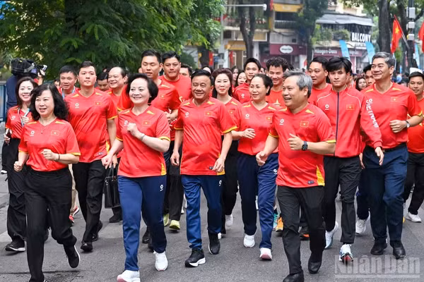 Thường trực Ban Bí thư Trần Cẩm Tú cùng các đại biểu chạy bộ đồng hành hưởng ứng phong trào “Mỗi người dân lựa chọn ít nhất một môn thể thao phù hợp để tập luyện thường xuyên". (Ảnh: THỦY NGUYÊN)