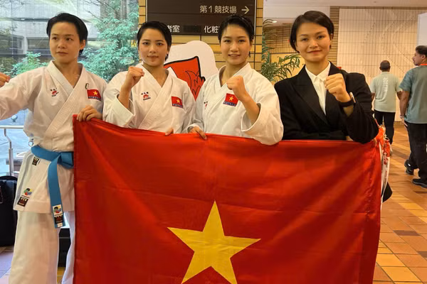 Bộ ba Nguyễn Ngọc Trâm, Bùi Ngọc Nhi và Hoàng Thị Thu Uyên mang về Huy chương Vàng đầu tiên. (Ảnh: BÙI LƯỢNG)