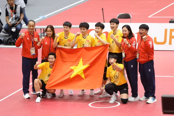 Các thành viên đội tuyển cầu mây nữ Việt Nam và Ban huấn luyện ăn mừng chiến thắng. (Ảnh: Bùi Lượng)