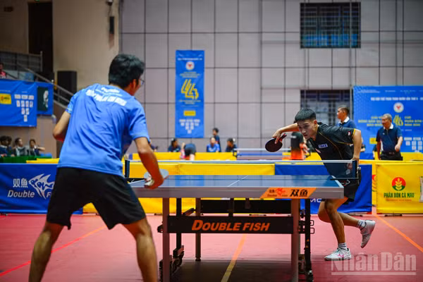 Tay vợt kỳ cựu Nguyễn Anh Tú thi đấu bùng nổ cho Hà Nội. (Ảnh: BẢO LONG)