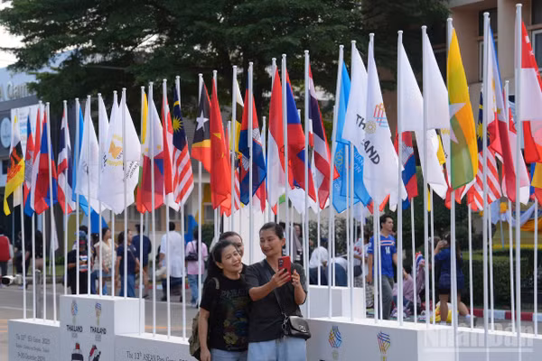 Quốc kỳ của 11 quốc gia khu vực Đông Nam Á tham dự SEA Games 33.