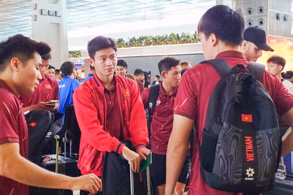 Các tuyển thủ Việt Nam trở về nước sau hành trình FIFA ASEAN Cup. (Ảnh: VFF)