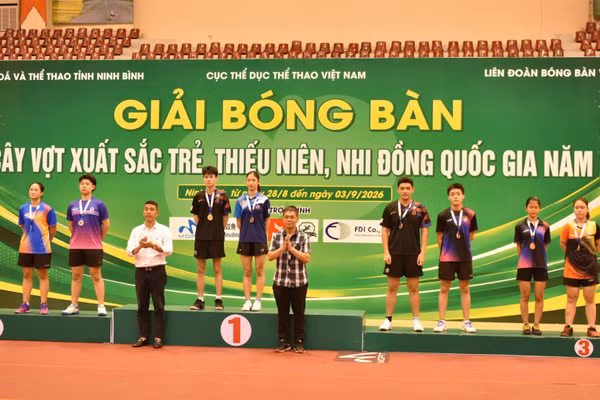 Hai tay vợt Đoàn Đức Tuấn và Phạm Hà Phương Mai (Công an nhân dân - T&T) đứng trên bục cao nhất ở lứa tuổi 18-19. (Ảnh: T&T)