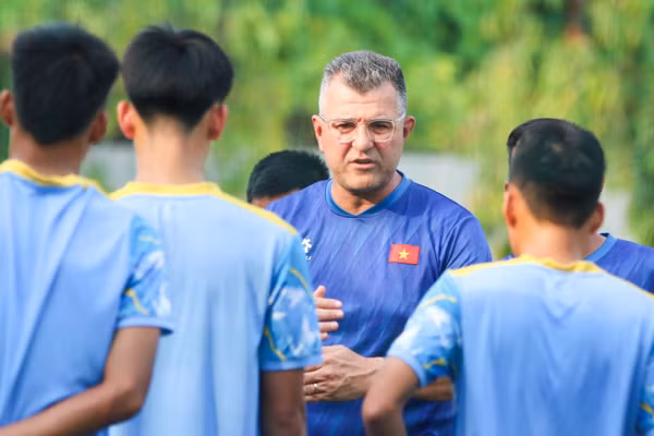 Huấn luyện viên Cristiano Roland dặn dò các học trò trong buổi tập. (Ảnh: VFF)
