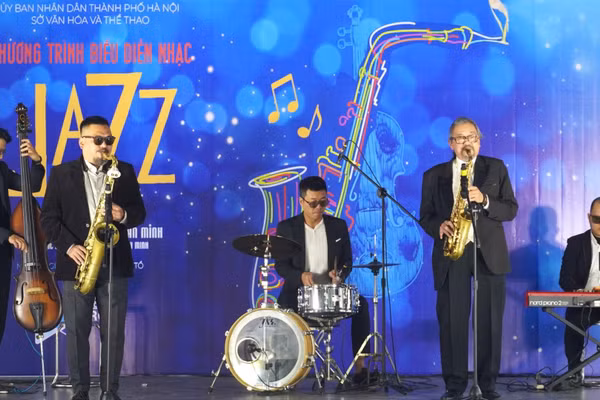 Nghệ sĩ Ưu tú Quyền Văn Minh cùng ban nhạc mang những giai điệu Jazz đến không gian mở tại Nhà Bát Giác, Vườn hoa Lý Thái Tổ (phường Hoàn Kiếm, Hà Nội). (Ảnh: Ban tổ chức cung cấp)