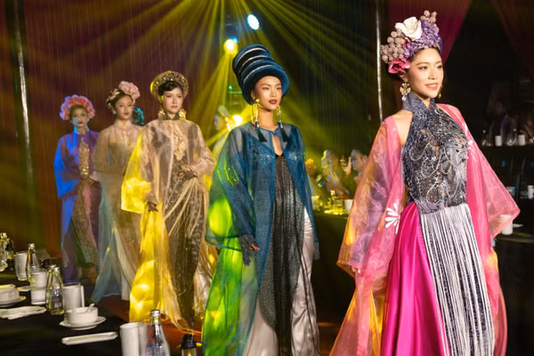 Chương trình đưa khán giả đến với hành trình trải nghiệm văn hóa, trong đó thời trang được kết nối với âm nhạc, nghệ thuật truyền thống và ẩm thực. (Ảnh: Ban tổ chức cung cấp)