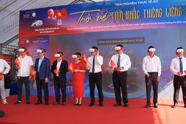 “Trở về thời khắc thiêng liêng” đến với người dân "xứ trầm, biển yến". (Ảnh: VOV)