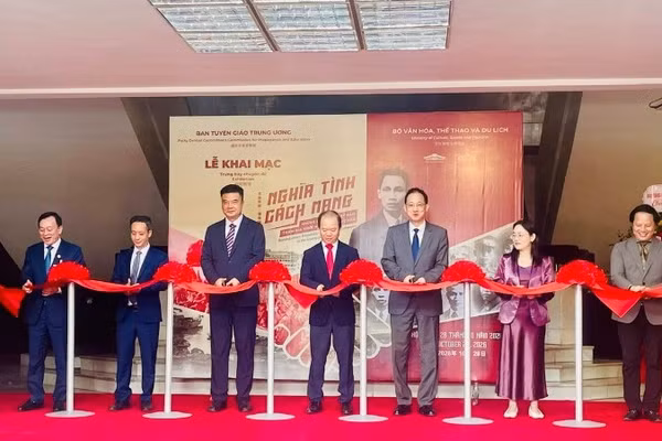 Các đại biểu cắt băng khai mạc Trưng bày chuyên đề. (Ảnh: TRANG ANH)