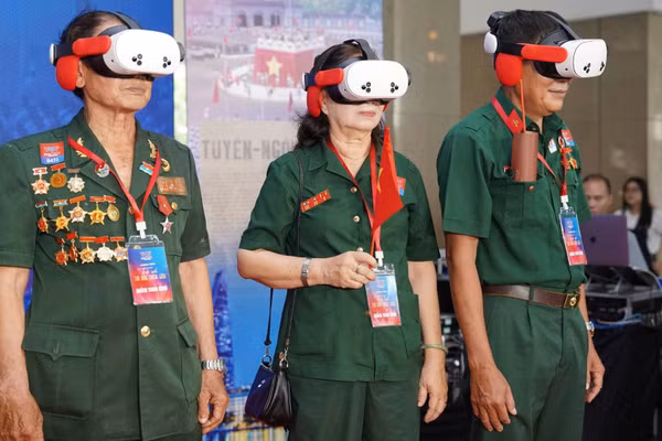 “Trở về thời khắc thiêng liêng” đưa công chúng "xuyên không", trải nghiệm thời khắc lịch sử ngày 2/9/1945 bằng công nghệ thực tế ảo (VR). (Ảnh: VOV)