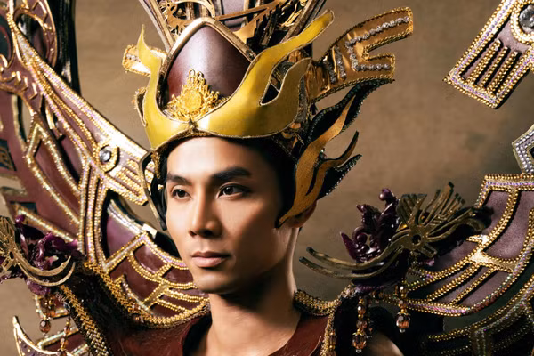 Nguyễn Vũ Linh mang trang phục “Hồn thiêng Âu Lạc” đến Mister International 2026. (Ảnh: KIẾNG CẬN)