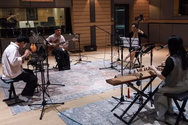 “Thùng Thình Thùng” tạo nên sự gặp gỡ giữa các nhạc cụ âm nhạc dân gian và guitar điện tử. (Ảnh: Nhân vật cung cấp)