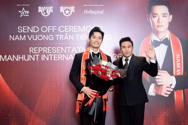 Trần Tiến Dũng (bên trái) đại diện Việt Nam thi Manhunt International 2026. (Ảnh: HUY TRẦN)