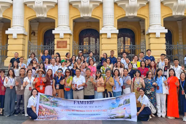 Famtrip “Theo dấu chân MV Bắc Bling” thu hút sự tham gia của nhiều đại diện doanh nghiệp lữ hành, truyền thông. (Ảnh: HỒ HẠ)