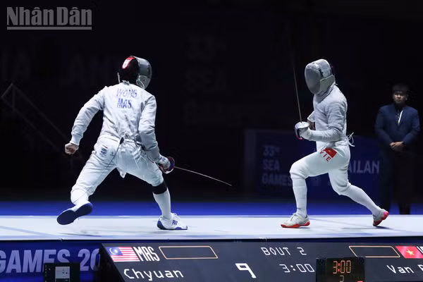Nguyễn Xuân Lợi, Nguyễn Văn Quyết, Lê Văn Bang, Phan Ánh Dương giành Huy chương Vàng nội dung đồng đội nam môn kiếm chém sau khi vượt qua đối thủ đến từ Malaysia. (Ảnh: HOÀNG MINH)