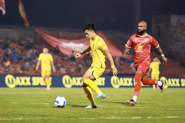 Sông Lam Nghệ An hiện đang đứng đầu bảng V-League. (Ảnh: VPF)
