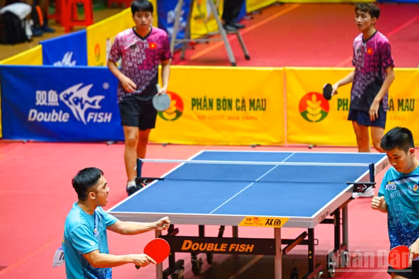 Đôi nam Đinh Anh Hoàng và Lê Đình Đức đoàn Công an Nhân dân thắng 3-2 Nguyễn Duy Phong và Đoàn Bá Tuấn Anh đoàn Hải Phòng. (Ảnh: BẢO LONG)
