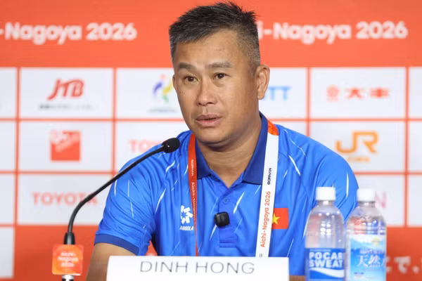 Huấn luyện viên Đinh Hồng Vinh tại buổi họp báo sau trận hòa 1-1 trước U23 Kuwait. (Ảnh: VFF)