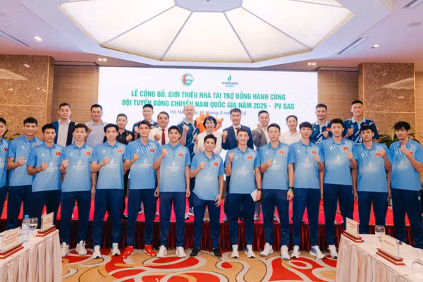Các thành viên đội tuyển bóng chuyền nam Việt Nam cùng các đại biểu. 