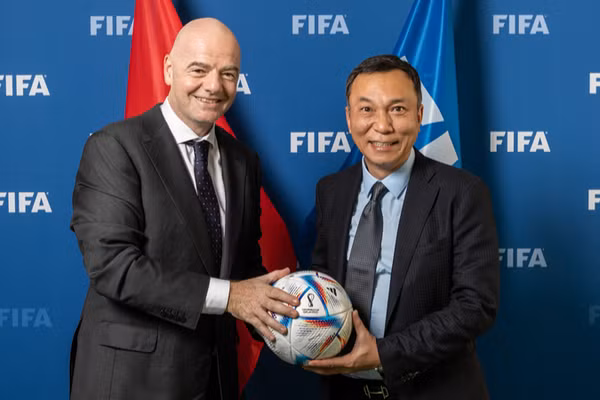 Chủ tịch FIFA Gianni Infantino và Chủ tịch Liên đoàn bóng đá Việt Nam - ông Trần Quốc Tuấn. (Ảnh: VFF)