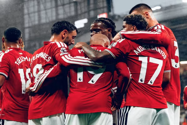 Andrey Santos, Youri Tielemans ăn mừng bàn thắng. (Ảnh: MUFC)
