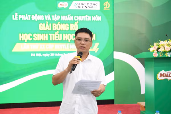 Đại diện Liên đoàn Bóng rổ thành phố Hà Nội, ông Đinh Quang Ngọc phổ biến điều lệ của giải đấu đến các đội bóng. (Ảnh: Ban tổ chức)