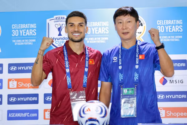 Huấn luyện viên Kim Sang Sik và tiền vệ Đỗ Hoàng Hên tại buổi họp báo trước trận chung kết lượt về. (Ảnh: VFF)