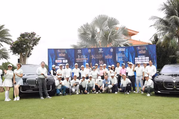 Ban tổ chức và các golfer tại Lễ khai mạc giải đấu. 