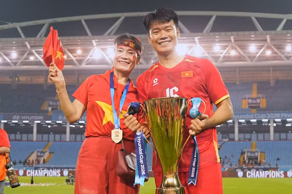 Hậu vệ Nguyễn Thành Chung và mẹ sau khi giành chức vô địch ASEAN Cup 2026. (Ảnh: TH)