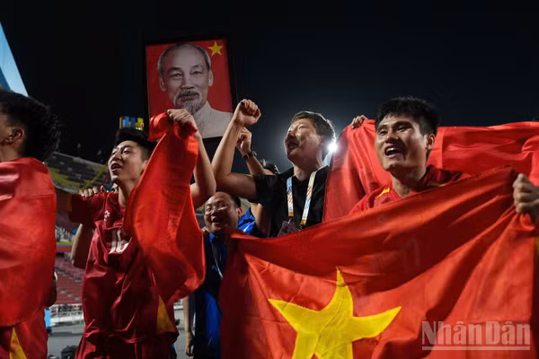 Huấn luyện viên Kim Sang Sik ăn mừng cùng các học trò sau màn lội ngược dòng ngoạn mục. (Ảnh: HOÀNG MINH)