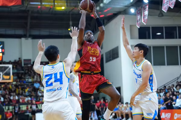 Brandis Raley-Ross tấn công trực diện rổ Ho Chi Minh City Wings. (Ảnh: VBA)