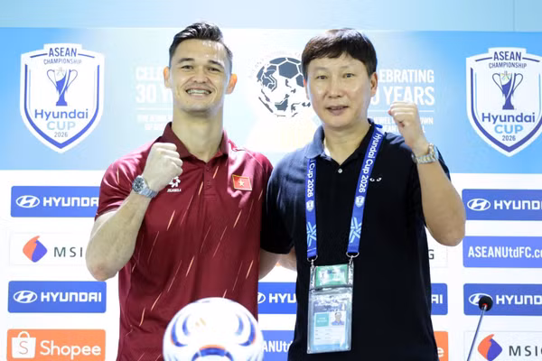 Huấn luyện viên Kim Sang Sik và thủ thành Lê Giang Patrik tại buổi họp báo sau trận thắng 2-0 Thái Lan. (Ảnh: VFF)