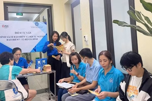 Bảo hiểm xã hội Thành phố Hà Nội tổ chức tuyên truyền về bảo hiểm xã hội tự nguyện, bảo hiểm y tế tới người dân. (Ảnh: HÀ LINH)